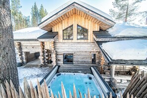 Bañera de hidromasaje al aire libre