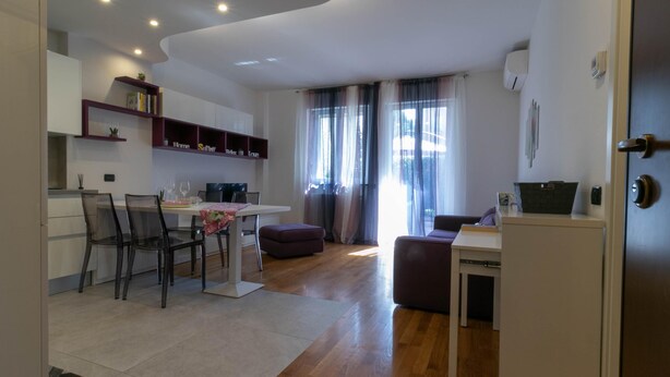 Um apartamento moderno com sala de jantar, cozinha e área de estar.