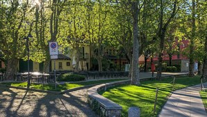 A cobblestone pathway, a no parking sign, and a building with outdoor seating. - Ponte Vecchio Family Apartment (Lecco)