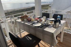 Outdoor dining - Sea View Villa Großenbrode, Sea View Apartment (Großenbrode)
