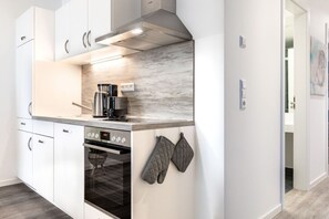 Frigorifero, microonde, forno, piano cottura