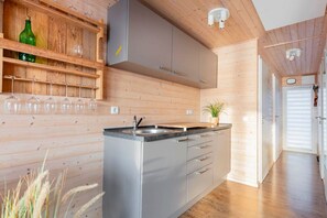 Kühlschrank, Mikrowelle, Herdplatte, Wasserkocher mit Kaffee-/Teezubehör