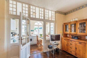 Een koelkast, een oven, een kookplaat, een vaatwasser