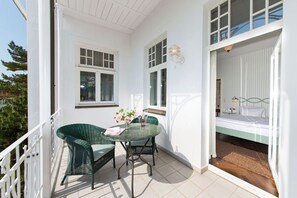 Outdoor dining - "Seashell" Modern retreat (Binz)