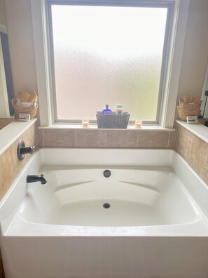 Dusch, hårtork, handdukar och tvål