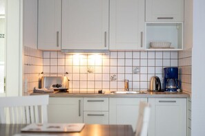 Een microgolfoven, een eettafel