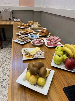 Daily buffet breakfast for a fee - Hôtel Elaïa (Corps)