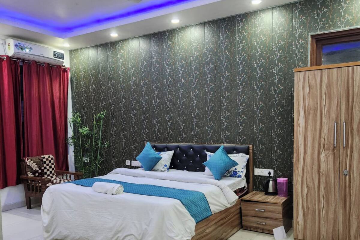 Deluxe Double Room, City View | Soundproofing, free WiFi, bed sheets