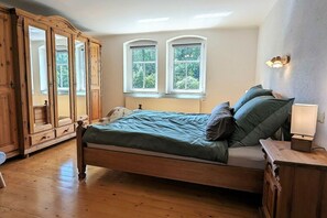 3 bedrooms, iron/ironing board, Internet, bed sheets