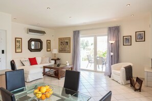 Una televisión, una chimenea