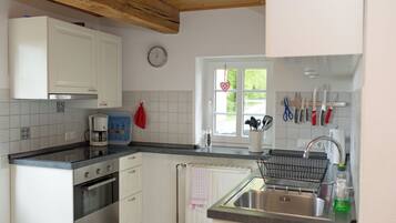 Réfrigérateur, micro-ondes, cafetière/bouilloire, chaise haute