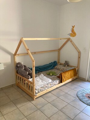 4 bedrooms, iron/ironing board, WiFi, bed sheets