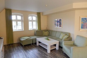 TV connectée, lecteur de DVD, livres, chaîne hi-fi