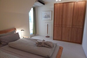 1 habitación, tabla de planchar con plancha y cuna de viaje 