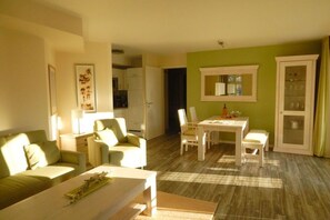 TV connectée, lecteur de DVD, livres, chaîne hi-fi