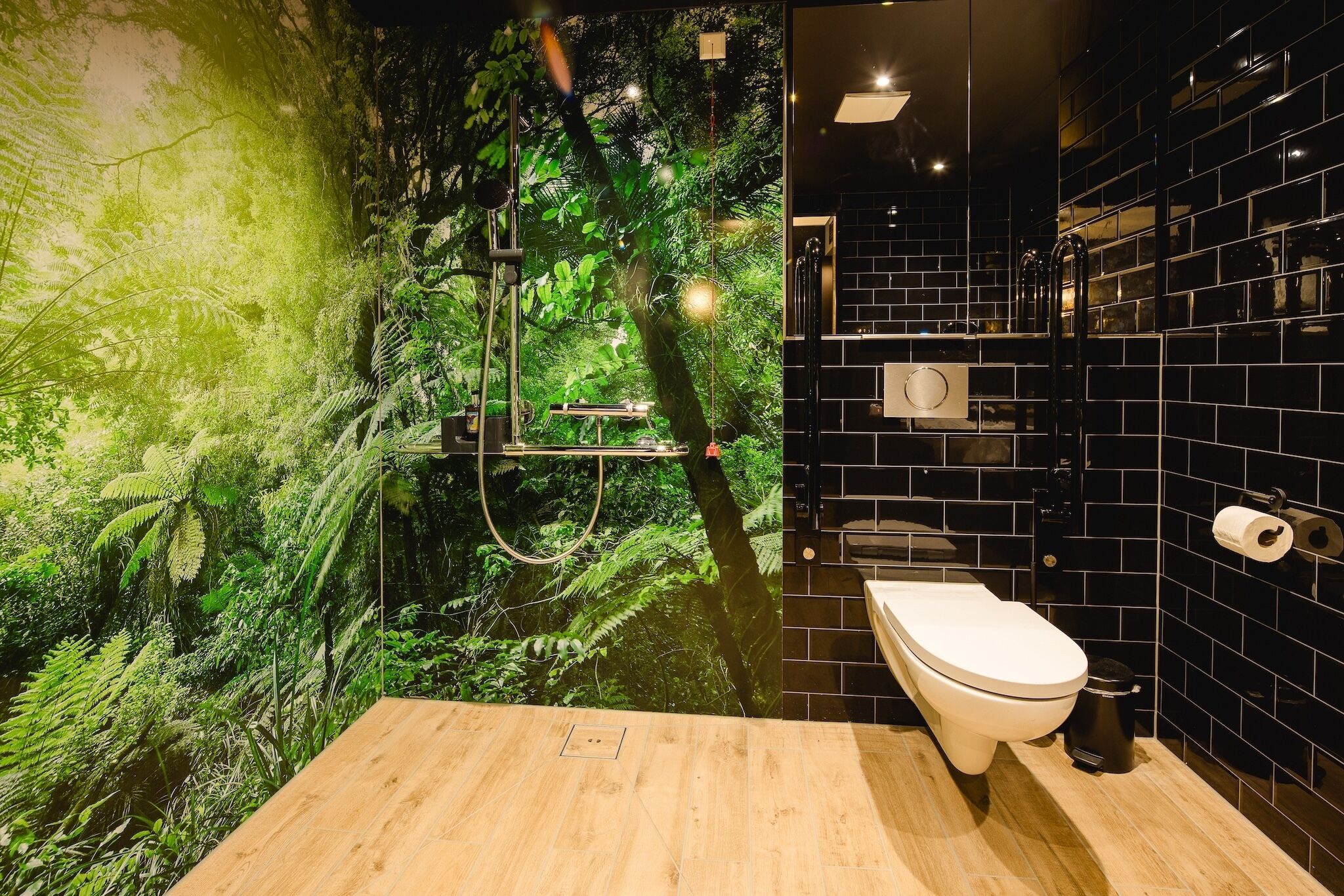 Superior studio | Badkamer | Een douche, een regendouche, een haardroger, handdoeken