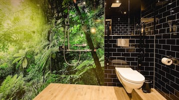 Superior studio | Badkamer | Een douche, een regendouche, een haardroger, handdoeken