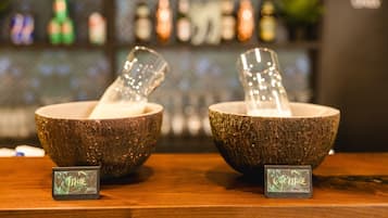 Deux bols avec des verres posés sur une surface en bois, chacun étant muni d’une étiquette.