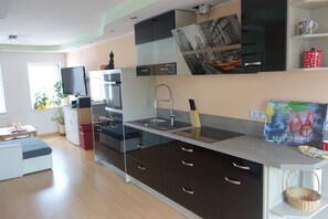 Jääkaappi, liesi, astianpesukone, kahvin-/teenkeitin