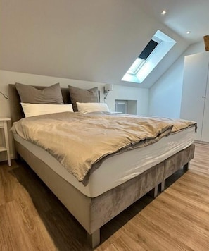 3 多间卧室、旅行婴儿床、免费 WiFi、床单