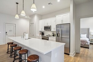 Kylskåp, mikrovågsugn, ugn och spishäll