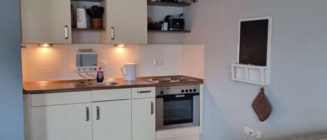 Kjøleskap, ovn, kokeplater og kaffetrakter/tekoker