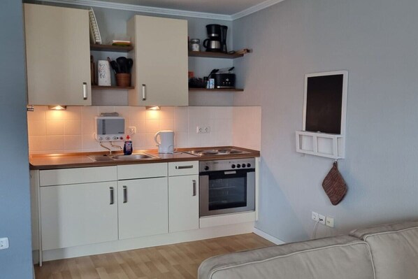 Fridge, oven, stovetop, coffee/tea maker