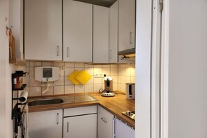 Fridge, stovetop, dishwasher, coffee/tea maker