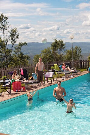 Seasonal outdoor pool, pool loungers - Långbergets Sporthotell  (Sysslebäck)