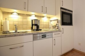 Microwave, dining tables - Anchorage South Modern retreat (Wangerooge)