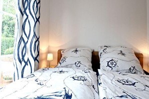 2 bedrooms, iron/ironing board, bed sheets