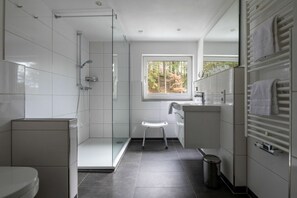 Douche, sèche-cheveux, serviettes fournies