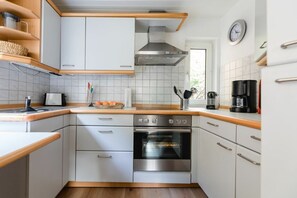 Køleskab, mikrobølgeovn, ovn, kogeplade