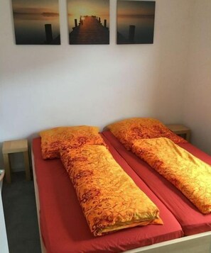 3 slaapkamers, een strijkplank/strijkijzer, reisbedje, gratis wifi