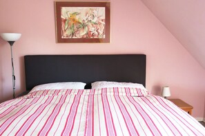 2 bedrooms, iron/ironing board, internet