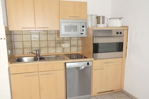 Fridge, microwave, stovetop, dishwasher