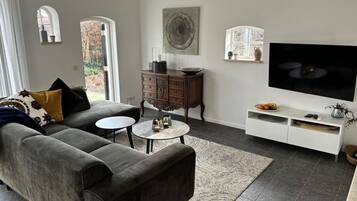 Een televisie en een open haard