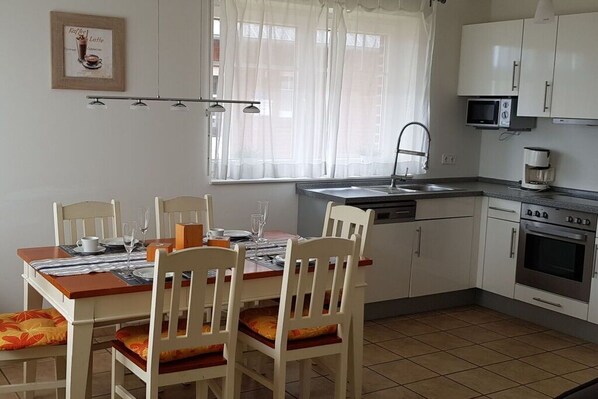 Fridge, oven, stovetop, dishwasher
