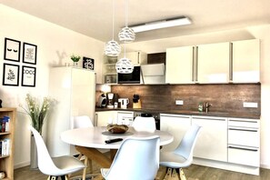 Een koelkast, een microgolfoven, een oven, een kookplaat