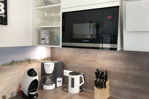 Een koelkast, een microgolfoven, een oven, een kookplaat