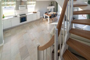 TV connectée, cheminée, livres