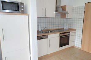 Kylskåp, mikrovågsugn, ugn och spishäll