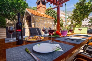 Outdoor dining - Villa Jasmina Comfortable holiday residence (Omid)