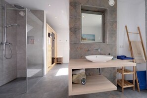 Shower, hair dryer - Drie Zeeparels & Spa (Gross Schwansee)