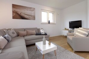 Smart-tv, böcker och en stereo