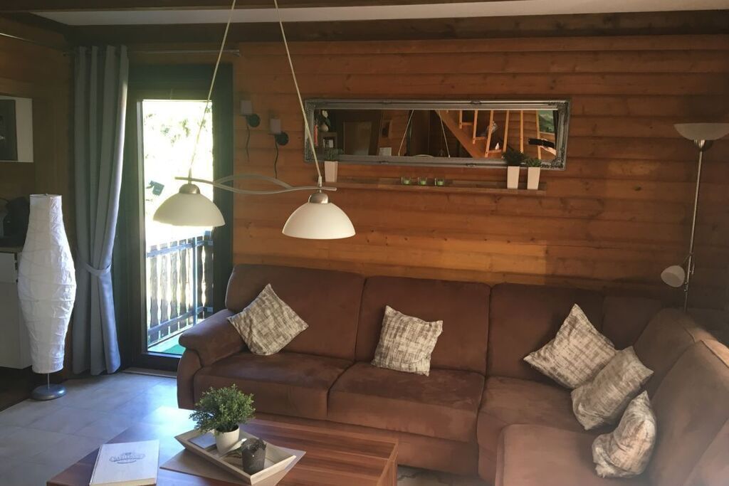 Smart-TV, DVD-Player, Bücher, Stereoanlage