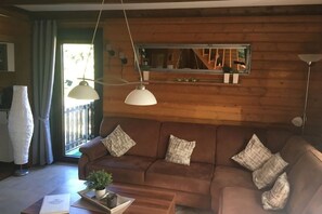 Smart-tv, dvd-spelare, böcker och en stereo