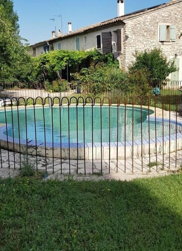 Tranquila casa de vacaciones con piscina