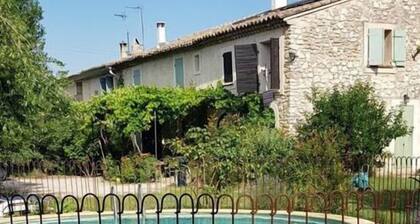 Tranquila casa de vacaciones con piscina