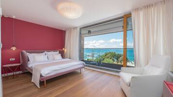 4 bedrooms, free cribs/infant beds, bed sheets